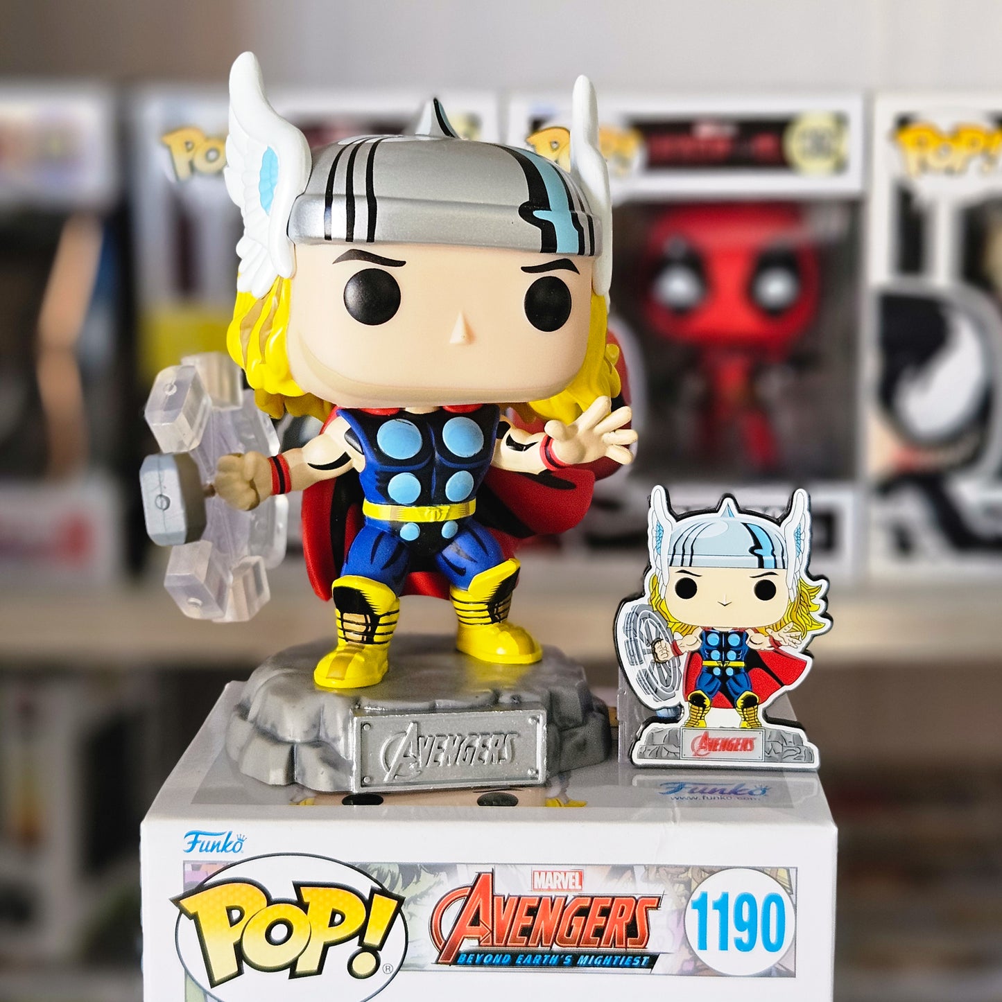 Cómic Thor con Pin 1190 : Avengers 60 Aniversario Exclusivo - Funko Pop! Marvel